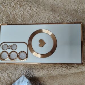 Gold and White Phone Case with Heart Design Samsung Galaxy S23